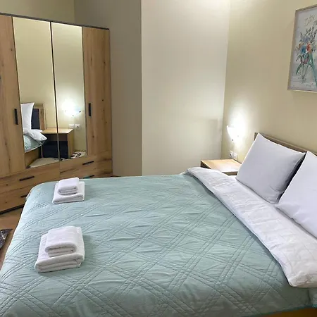 Bright & Comfy For 4 Guests & Free Parking 公寓 *