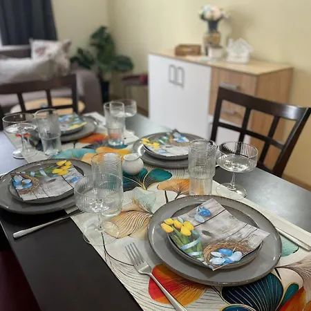 Bright & Comfy For 4 Guests & Free Parking شقة *